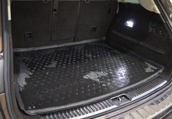 Подержанный автомобиль Volkswagen Touareg 2011 года (17 фото)