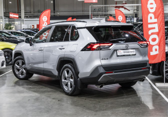 Подержанный автомобиль Toyota RAV4 2021 года (11 фото)