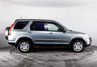 Подержанный автомобиль Honda CR-V 2005 года (4 фото)