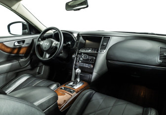 Подержанный автомобиль Infiniti QX70 2013 года (9 фото)