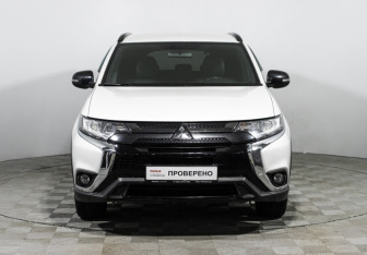 Подержанный автомобиль Mitsubishi Outlander 2021 года (2 фото)