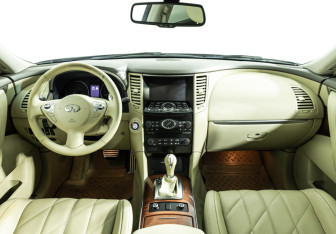 Подержанный автомобиль Infiniti QX70 2016 года (13 фото)