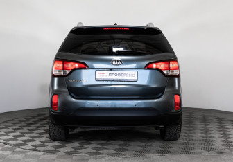 Подержанный автомобиль Kia Sorento 2016 года (6 фото)