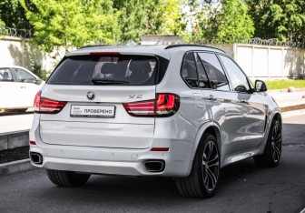 Подержанный автомобиль BMW X5 2017 года (6 фото)