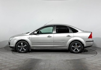 Подержанный автомобиль Ford Focus Sedan 2006 года (8 фото)