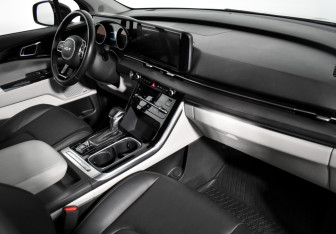 Подержанный автомобиль Kia Carnival 2023 года (15 фото)