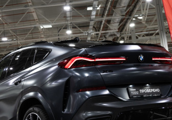 Подержанный автомобиль BMW X6 2022 года (12 фото)