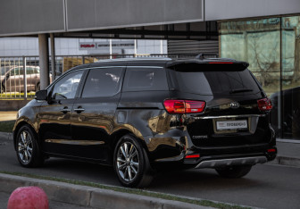 Подержанный автомобиль Kia Carnival 2020 года (7 фото)