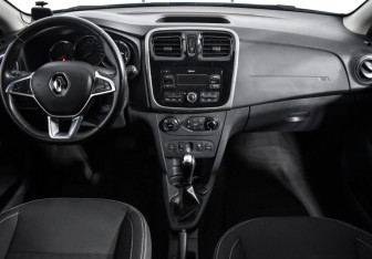 Подержанный автомобиль Renault Sandero 2019 года (13 фото)