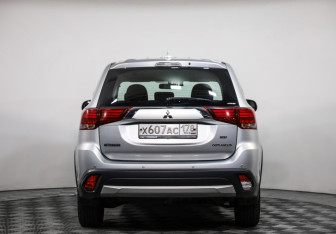 Подержанный автомобиль Mitsubishi Outlander 2017 года (6 фото)