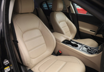 Подержанный автомобиль Jaguar XE 2017 года (23 фото)