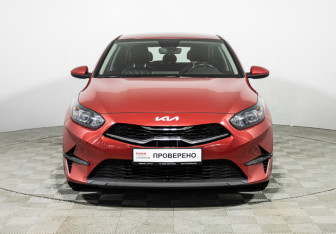 Подержанный автомобиль Kia Ceed Hatchback 2022 года (2 фото)