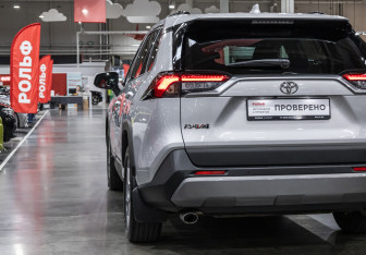 Подержанный автомобиль Toyota RAV4 2021 года (10 фото)