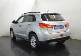 Подержанный автомобиль Mitsubishi ASX 2011 года (7 фото)