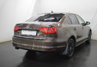 Подержанный автомобиль Volkswagen Jetta Sedan 2016 года (5 фото)