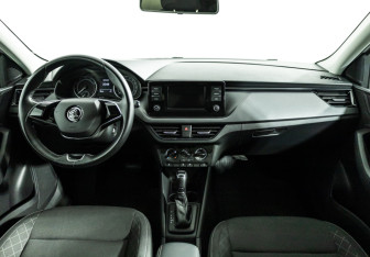 Подержанный автомобиль Skoda Rapid Liftback 2021 года (13 фото)