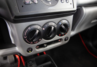 Подержанный автомобиль Suzuki Ignis 2006 года (16 фото)