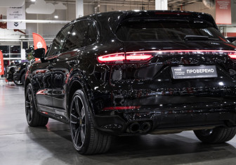 Подержанный автомобиль Porsche Cayenne 2020 года (10 фото)