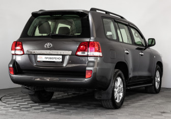 Подержанный автомобиль Toyota Land Cruiser Suv 2008 года (5 фото)