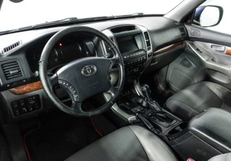 Подержанный автомобиль Toyota Land Cruiser Prado 2007 года (11 фото)