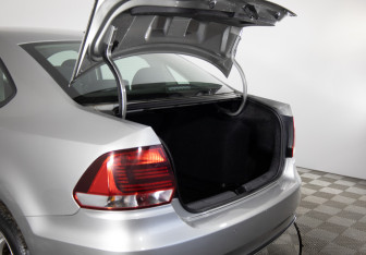 Подержанный автомобиль Volkswagen Polo Sedan 2018 года (18 фото)