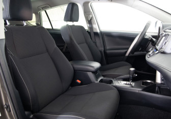 Подержанный автомобиль Toyota RAV4 2017 года (11 фото)