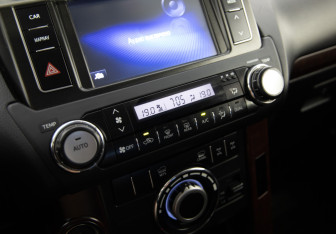 Подержанный автомобиль Toyota Land Cruiser Prado 2015 года (15 фото)