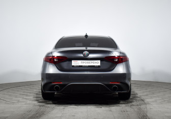 Подержанный автомобиль Alfa Romeo Giulia 2018 года (7 фото)