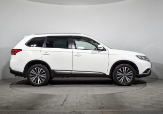 Подержанный автомобиль Mitsubishi Outlander 2019 года (4 фото)