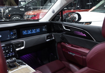 Подержанный автомобиль Hongqi E-HS9 2021 года (28 фото)