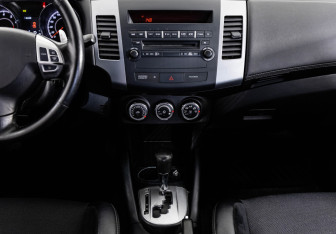 Подержанный автомобиль Peugeot 4007 2012 года (12 фото)