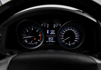 Подержанный автомобиль Toyota Land Cruiser Suv 2012 года (19 фото)
