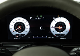 Подержанный автомобиль Kia Carnival 2022 года (12 фото)