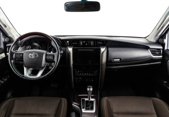 Подержанный автомобиль Toyota Fortuner 2018 года (11 фото)