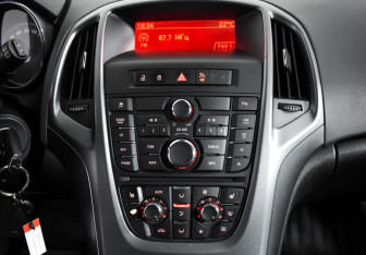 Подержанный автомобиль Opel Astra Hatchback 2013 года (15 фото)