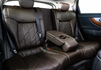 Подержанный автомобиль Infiniti QX70 2015 года (23 фото)