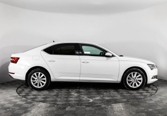 Подержанный автомобиль Skoda Superb Liftback 2019 года (4 фото)