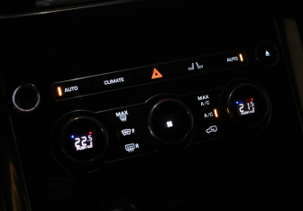 Подержанный автомобиль Land Rover Range Rover Sport 2015 года (17 фото)