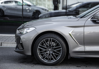 Подержанный автомобиль Genesis G70 2020 года (10 фото)