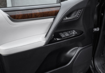Подержанный автомобиль Lexus LX 2016 года (27 фото)