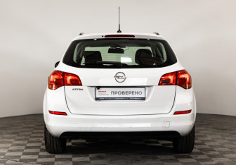 Подержанный автомобиль Opel Astra Wagon 2012 года (6 фото)