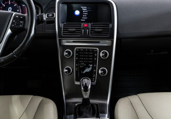 Подержанный автомобиль Volvo XC60 2015 года (12 фото)