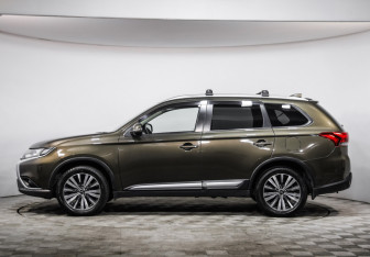 Подержанный автомобиль Mitsubishi Outlander 2020 года (8 фото)