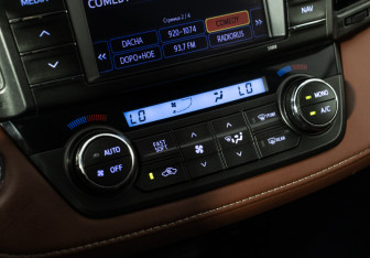 Подержанный автомобиль Toyota RAV4 2013 года (17 фото)