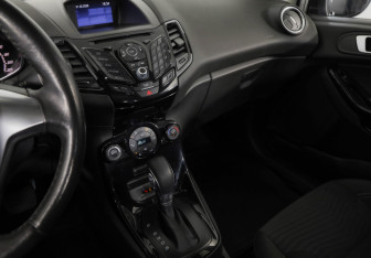 Подержанный автомобиль Ford Fiesta Sedan 2016 года (18 фото)