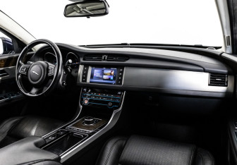 Подержанный автомобиль Jaguar XF Sedan 2016 года (12 фото)