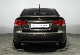 Подержанный автомобиль Kia Cerato Sedan 2010 года (6 фото)