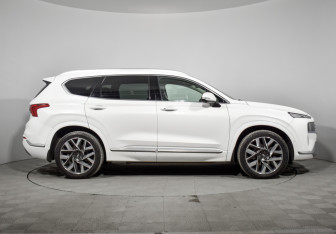 Подержанный автомобиль Hyundai Santa Fe 2022 года (4 фото)
