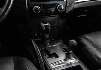 Подержанный автомобиль Mitsubishi Pajero 2012 года (13 фото)