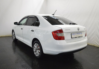 Подержанный автомобиль Skoda Rapid Liftback 2017 года (7 фото)